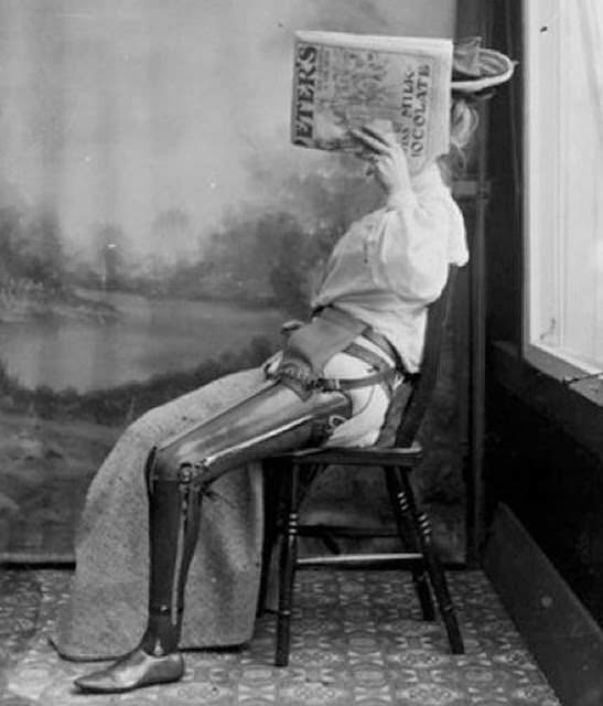 Mesterséges lábú nő, nagyon zavarban, hogy arcát mutassa, c.  1890.