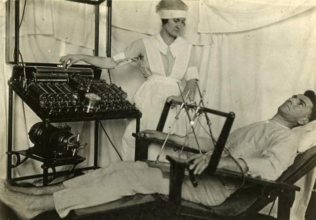 Bergonic szék általános páciens elektromos kezelés biztosítására pszicho-neurotikus esetekben, 1910-es évek.