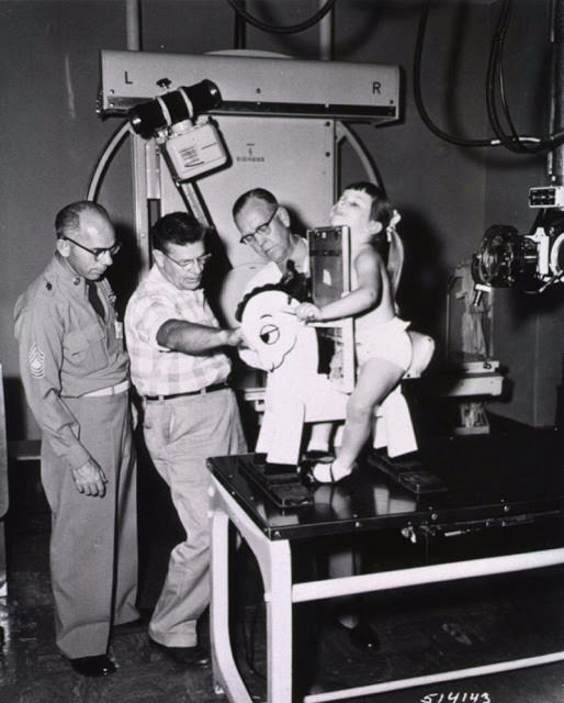 Roentgen steed, amelyet gyermekek tartására terveztek, amikor mellkasi röntgenfelvételre ülnek, 1957.