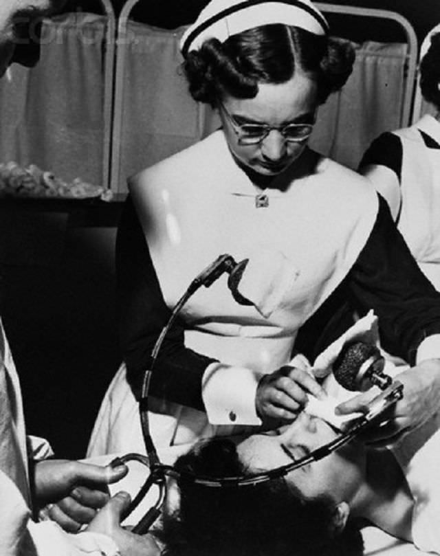 Egy nővér előkészíti a beteget elektro-sokk-terápiára az Egyesült Államokbeli Kentucky állambeli Központi Kórházban 1951-ben.