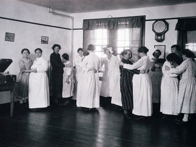 Mentális betegek, akik részt vesznek a táncterápiában a New York állambeli menedékjogban, Egyesült Államok, 1922-ben.