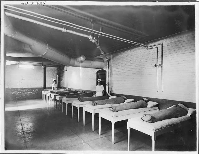 A betegek nagy nedves törülközőbe csomagoltak, nedves ronggyal a fejükön hidroterápiához (folyamatos zuhanyok, fürdők és nedvesedés) a washingtoni St. Elizabeths Kórházban, 1886-ban.