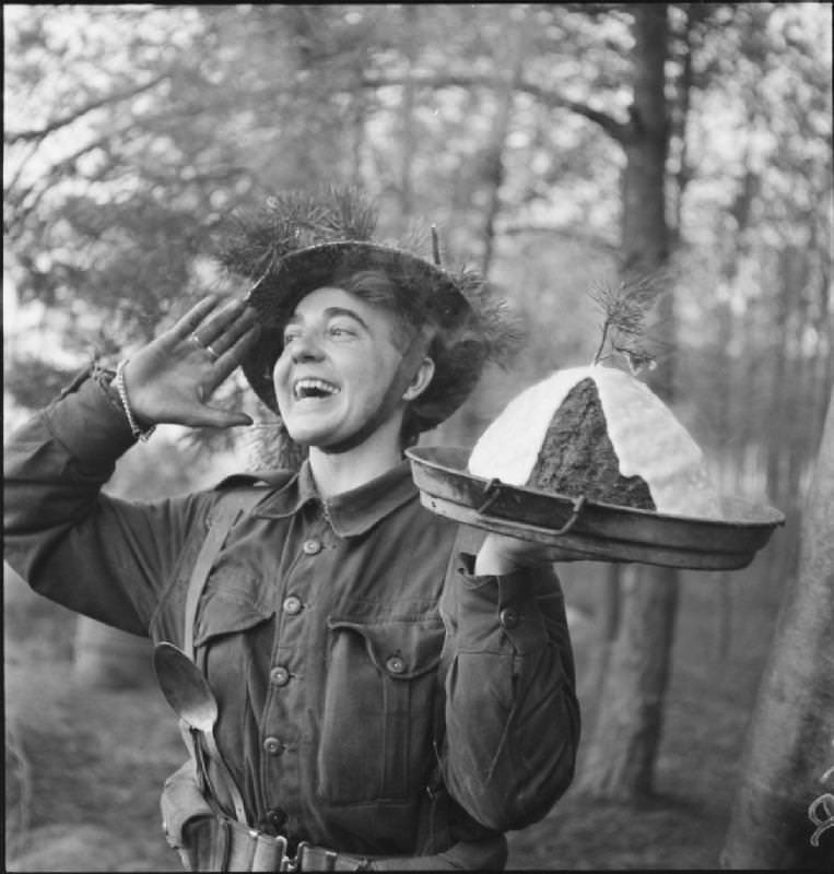 Announcing the Christmas pudding is ready, the Netherlands, 1944.