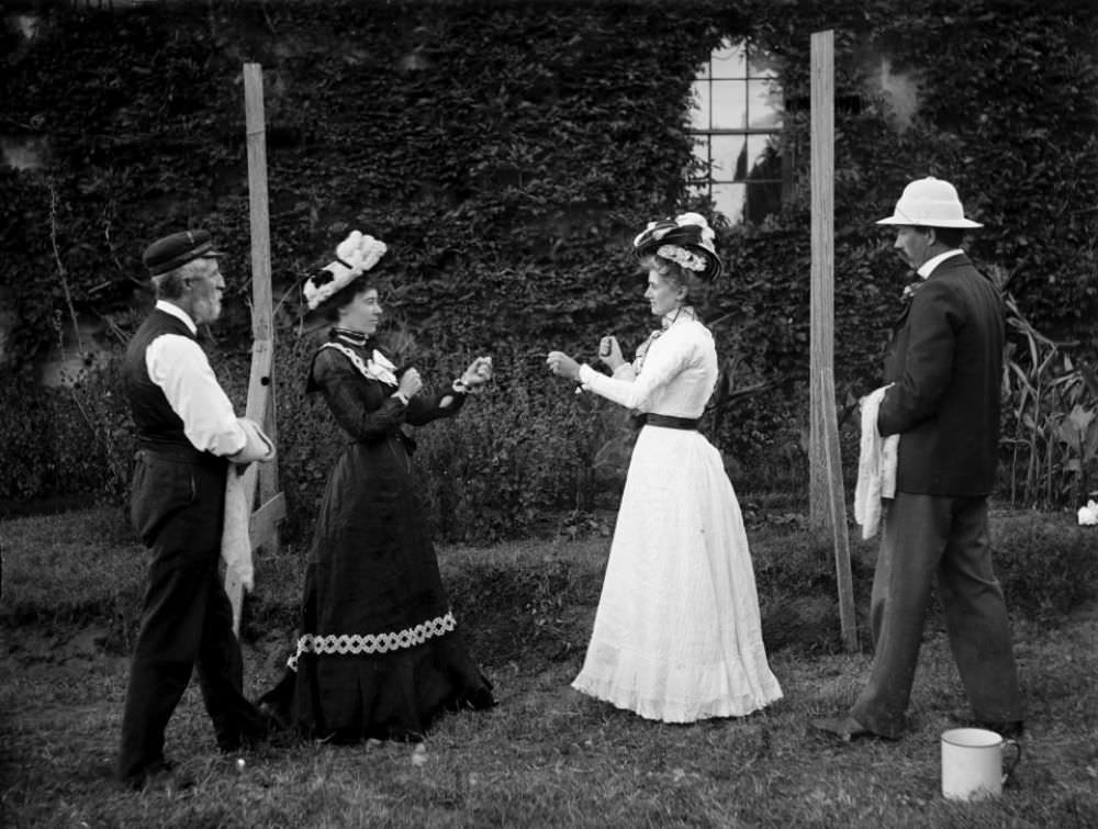 Fraulein Kussin and Mrs. Edwards boxing. The pair had a bout in March 1912, USA.