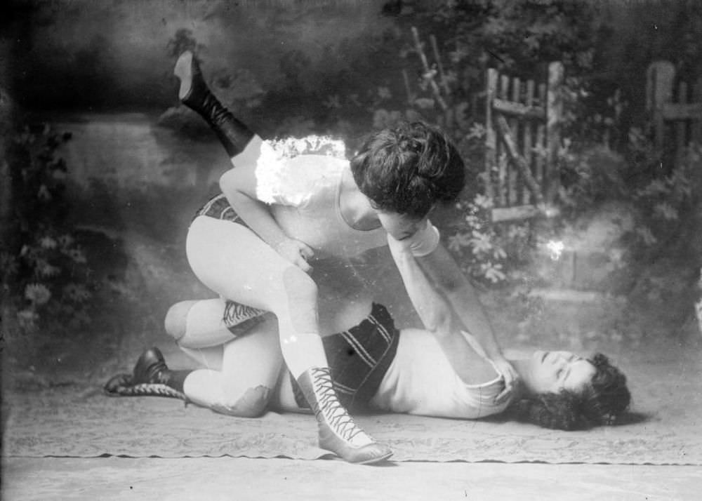 The Bennett Sisters, who boxed and wrestled for crowds as a Vaudeville Act, taken between 1910 - 1915, USA.