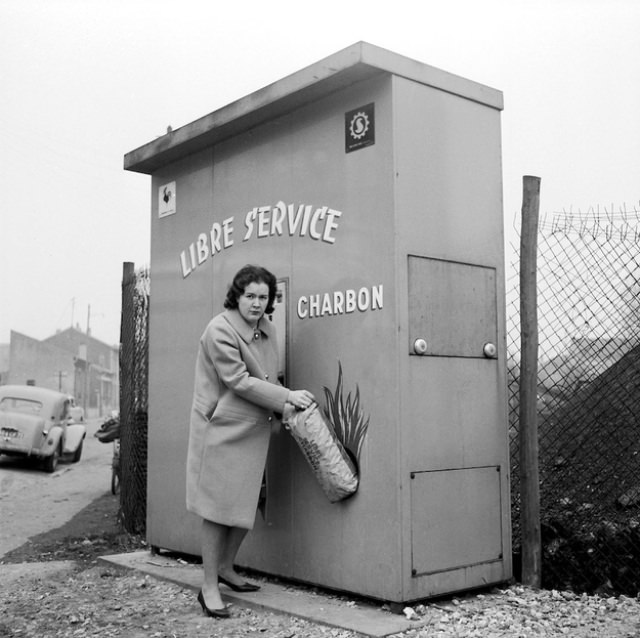 Cream cheese and jelly sandwich anyone? Two sandwich vending machines from circa 1945.