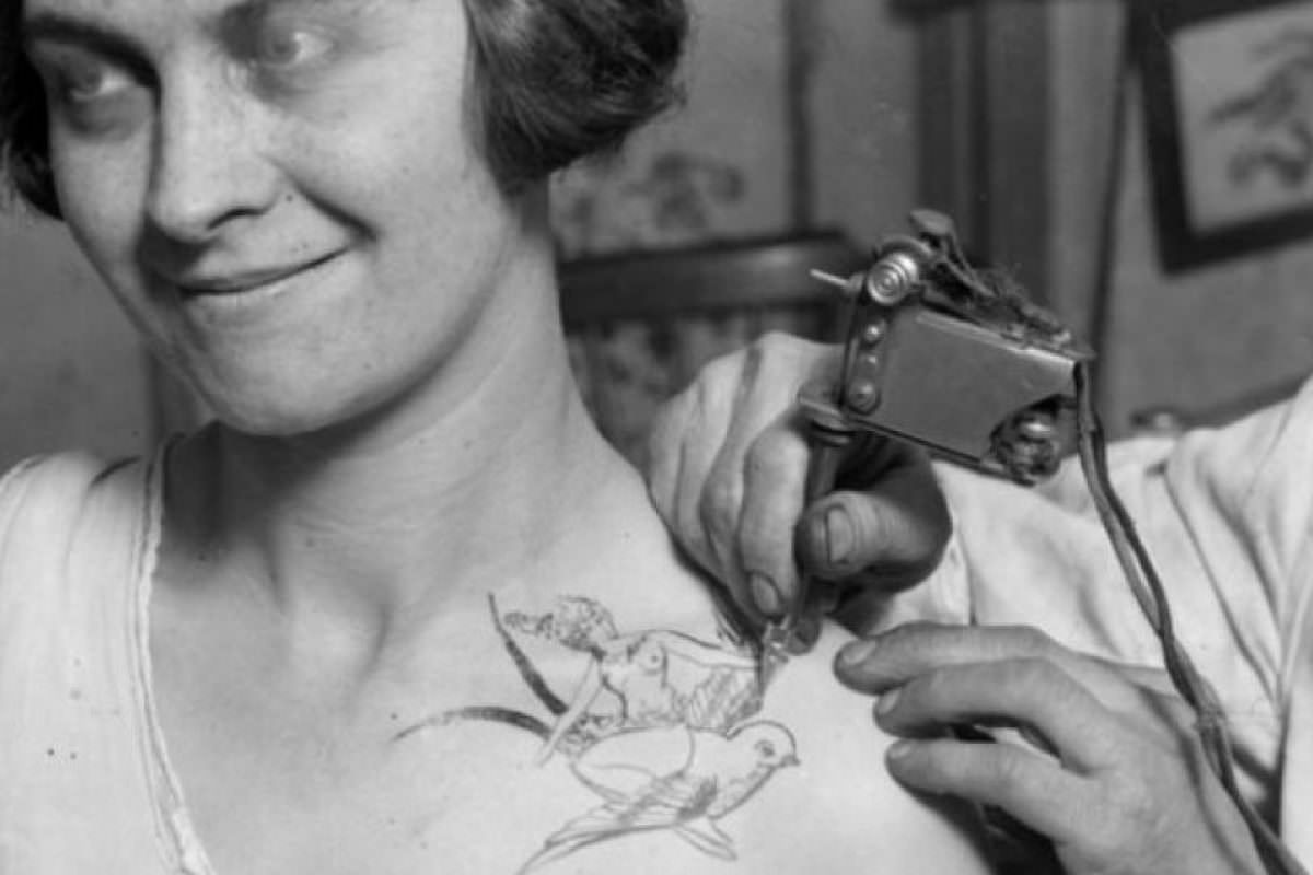 A woman getting an interesting shoulder piece in 1928.