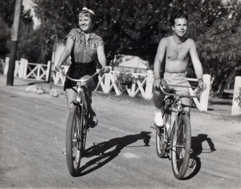 Valerie Bertinelli and Robert Desiderio riding bikes.