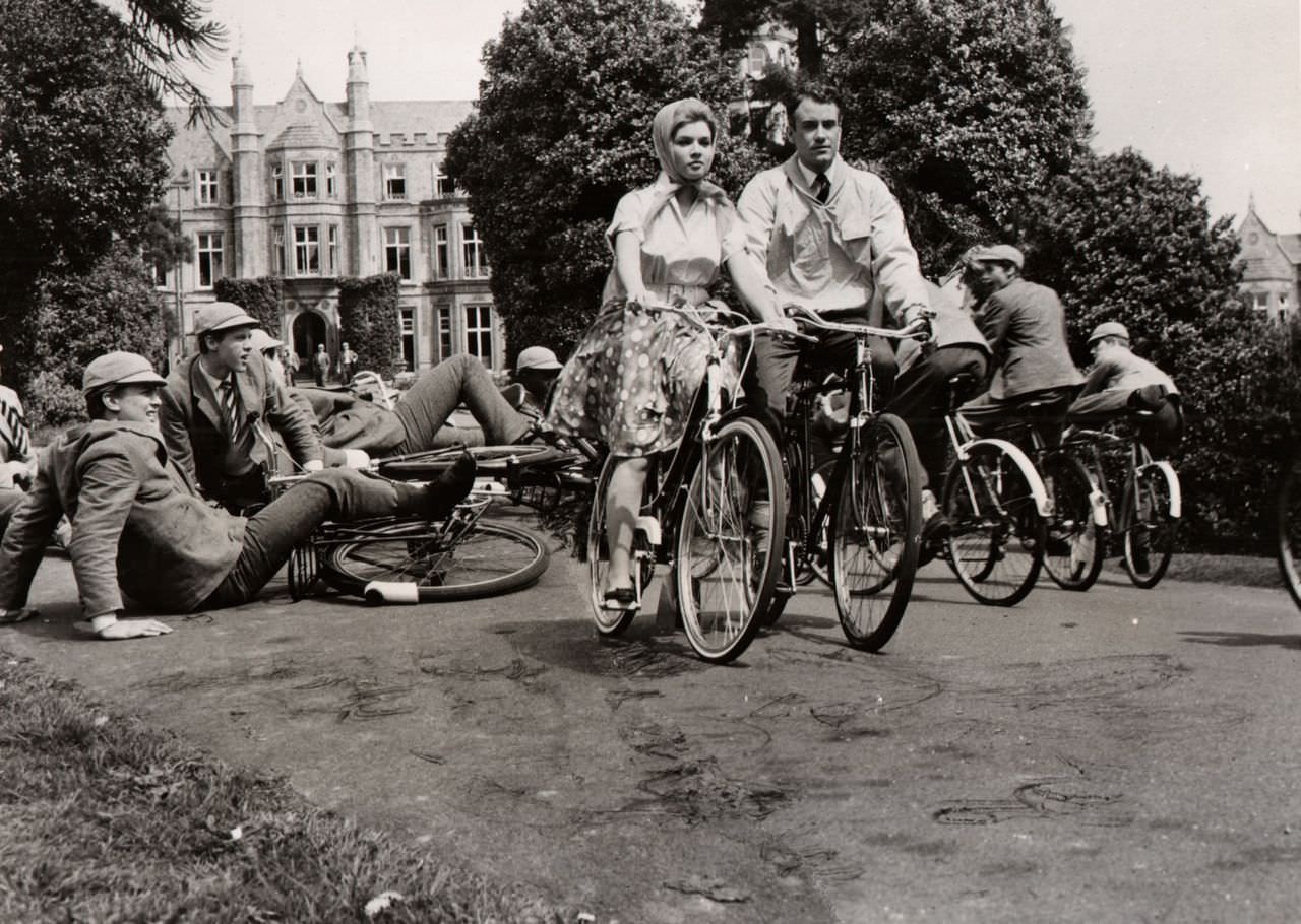 Agnès Laurent and Ian Bannen riding bikes,