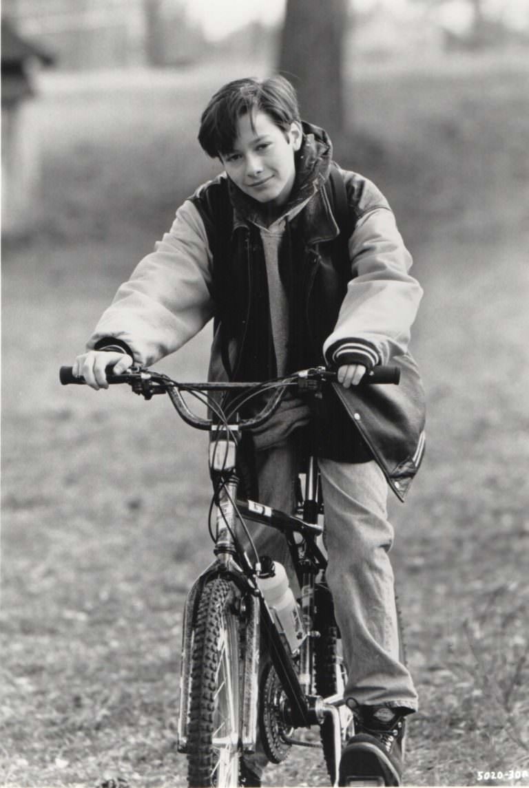 Edward Furlong riding a bike.