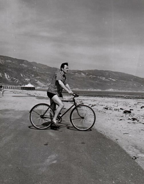 Jason Schwartzman and Mark Wahlberg ride bikes.