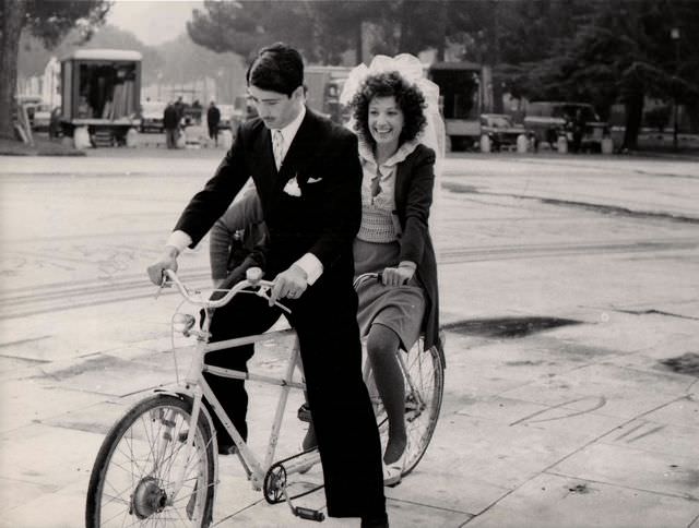 Stefano Satta Flores and Monica Vitti ride a bike.