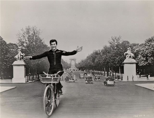 Tony “Look Ma No Hands” Curtis riding a bike.