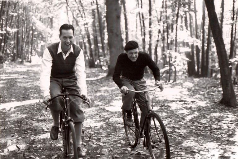 Richard E. Grant and Fred Ward riding bikes.