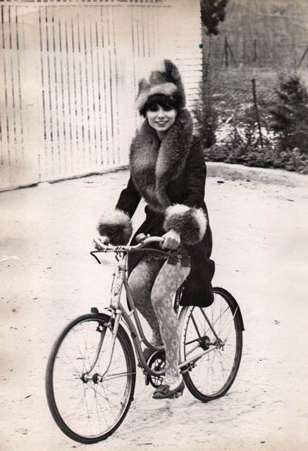 Maria Cuadra riding a bicicleta