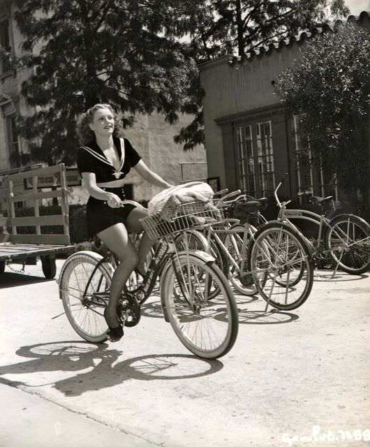 Julie Bishop steals a bike.