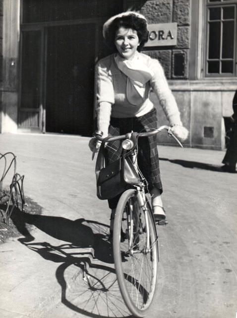 Delia Scala riding a bike.