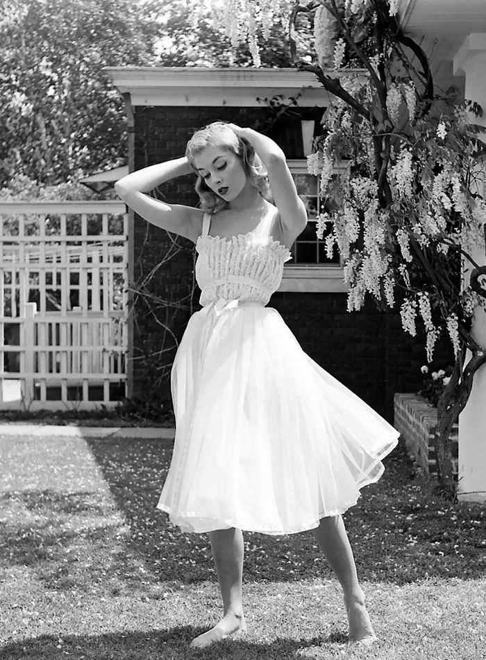 Fabulous Fashion Photography By Nina Leen From 1940-1950s
