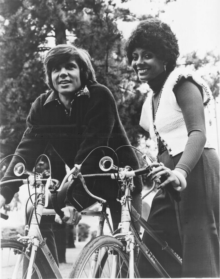 John Davidson and Leslie Uggams riding bikes.