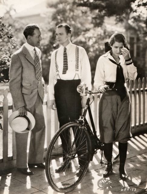 Mae Clark cries over her bike, Otto Kruger and Lee Tracy discuss