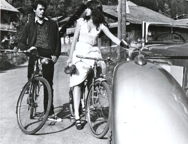 Robert Hossein and Maria Schneider on their bikes