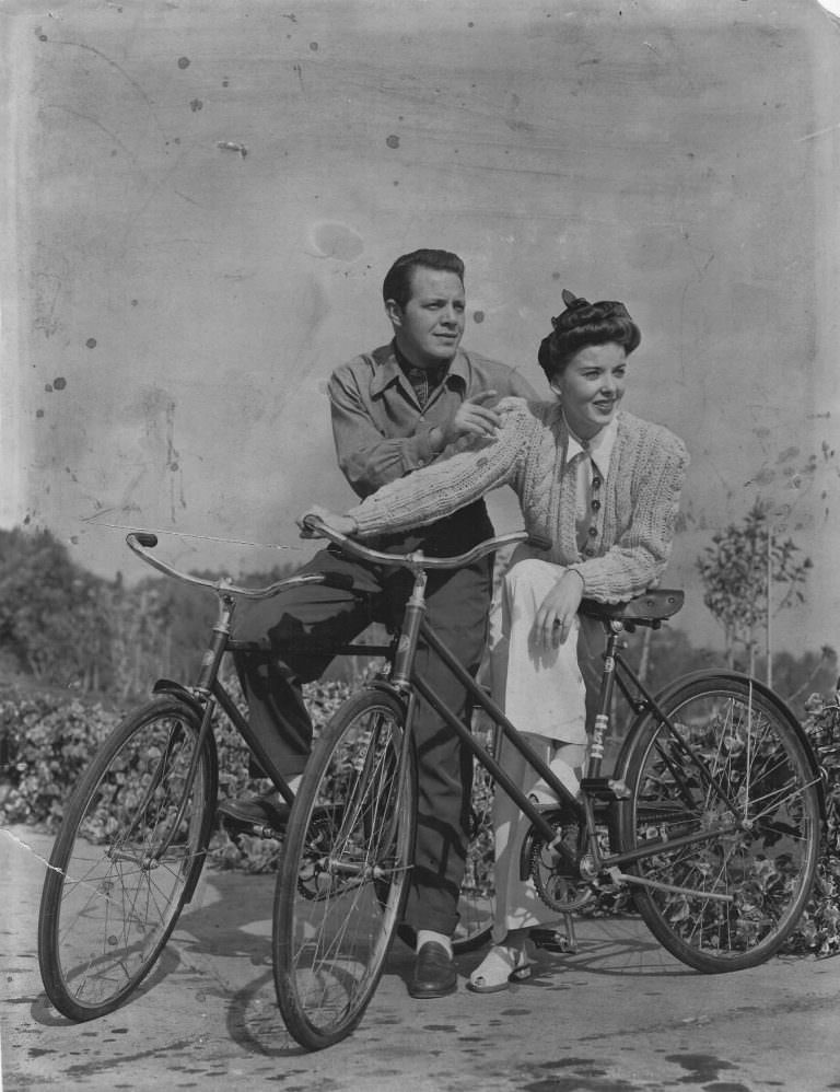 Louis Hayward and Ida Lupino on bikes.