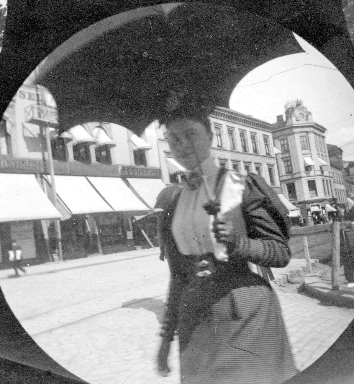 The first photo taken with hidden spy cam, 1890s