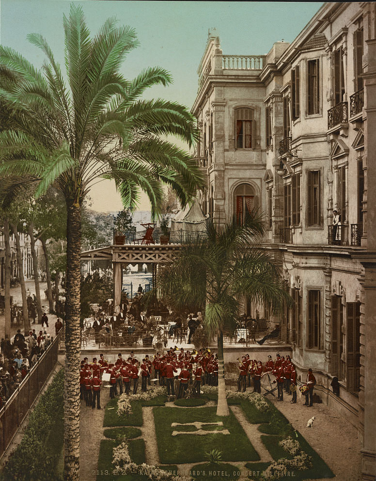 Shepheard's Hotel, concert militaire, Cairo, 1890s