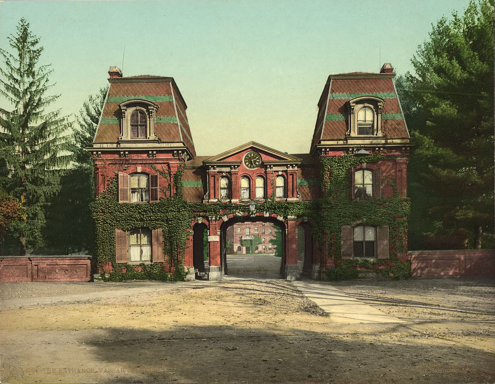 The entrance of Vassar College, 1904