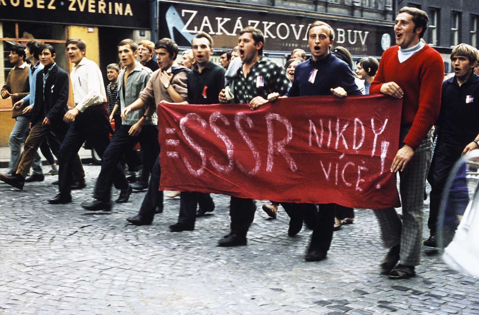 Original caption: “Karlovy Vary, Czechoslovakia.