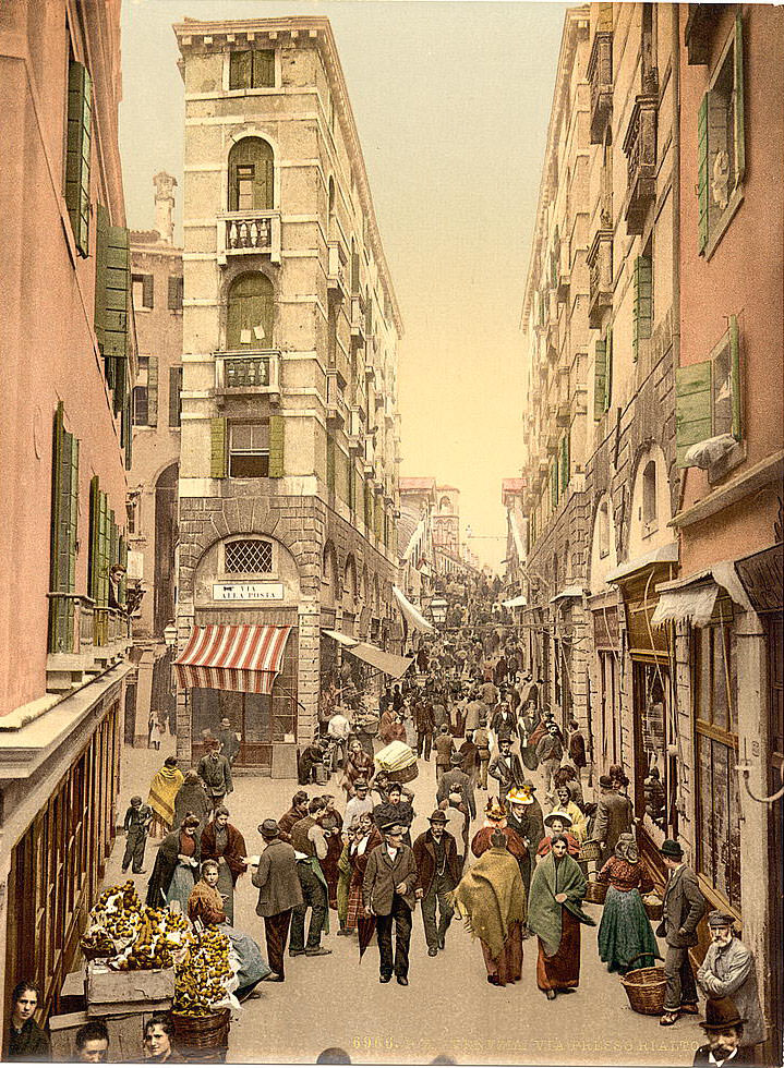 Street near the Rialto Bridge