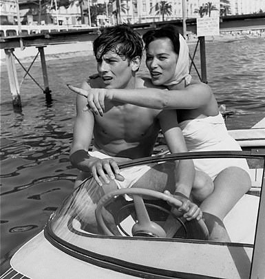 Alain Delon et Bella Darvi faisant dur hors-bord devant la croisette le 5 mai 1958 pendant le festival Cannes --- Alain Delon and Bella Darvi boating during Cannes film festival may 05, 1958