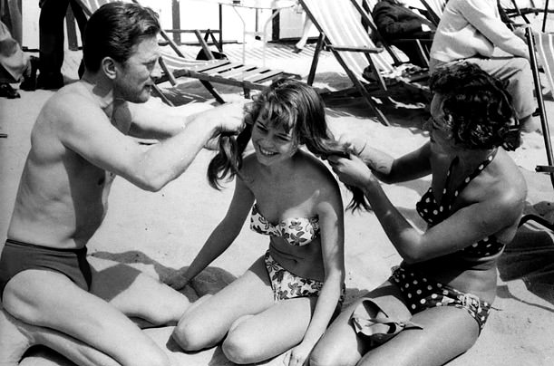 Brigitte Bardot et Robert Mitchum au festival de Cannes en 1953 ici sur la plage
