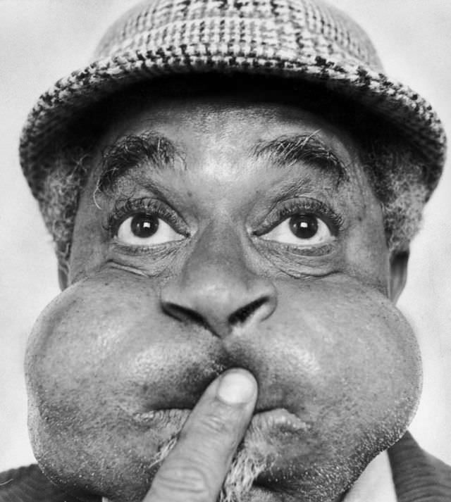 Incredible Photos Showing Dizzy Gillespie’s Extraordinary Cheeks Inflating While Playing the Trumpet