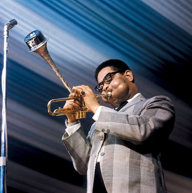 Incredible Photos Showing Dizzy Gillespie’s Extraordinary Cheeks Inflating While Playing the Trumpet