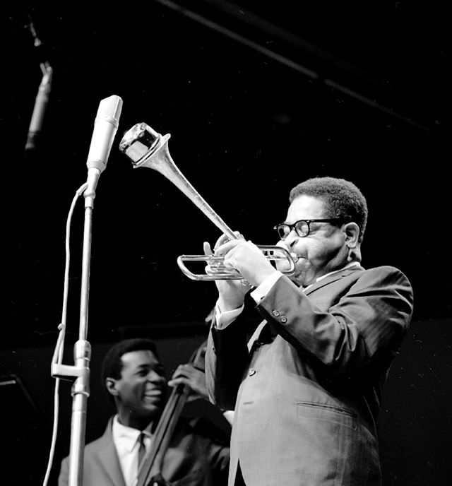 Incredible Photos Showing Dizzy Gillespie’s Extraordinary Cheeks Inflating While Playing the Trumpet