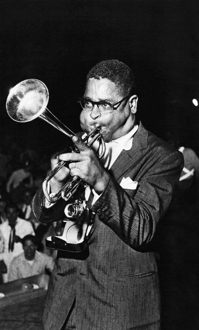 Incredible Photos Showing Dizzy Gillespie’s Extraordinary Cheeks Inflating While Playing the Trumpet