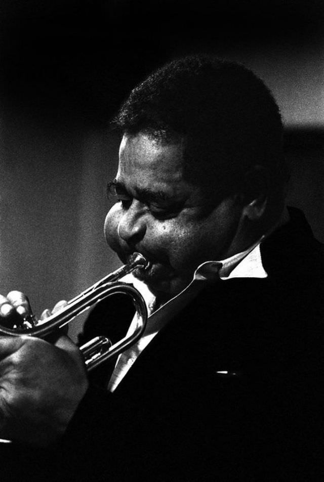 Incredible Photos Showing Dizzy Gillespie’s Extraordinary Cheeks Inflating While Playing the Trumpet