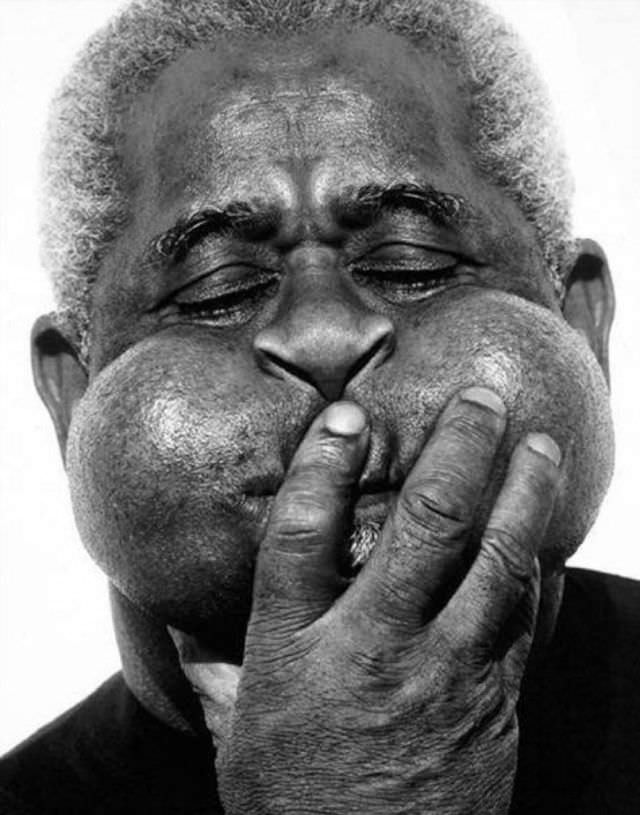 Incredible Photos Showing Dizzy Gillespie’s Extraordinary Cheeks Inflating While Playing the Trumpet