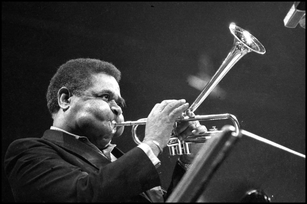 Incredible Photos Showing Dizzy Gillespie’s Extraordinary Cheeks Inflating While Playing the Trumpet