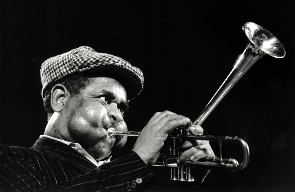 Incredible Photos Showing Dizzy Gillespie’s Extraordinary Cheeks Inflating While Playing the Trumpet
