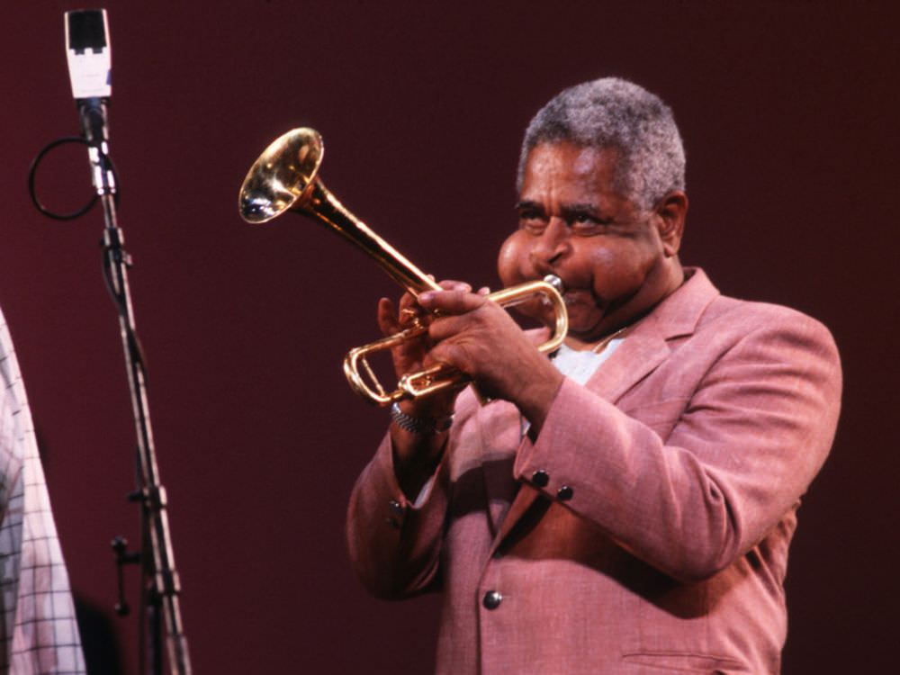 Incredible Photos Showing Dizzy Gillespie’s Extraordinary Cheeks Inflating While Playing the Trumpet