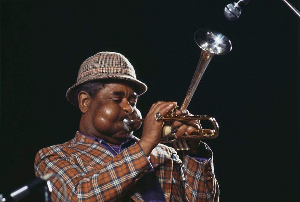 Incredible Photos Showing Dizzy Gillespie’s Extraordinary Cheeks Inflating While Playing the Trumpet