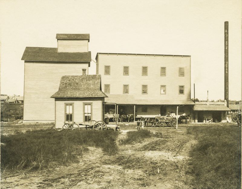 Two boys behind the mill, Greenville, Texas