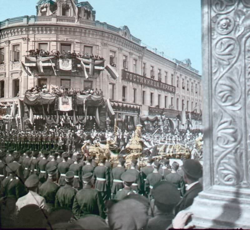 The procession of correctly Nicholas II] at the Paris Hotel, Moscow, 1896