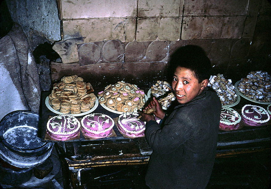 Decorating cakes