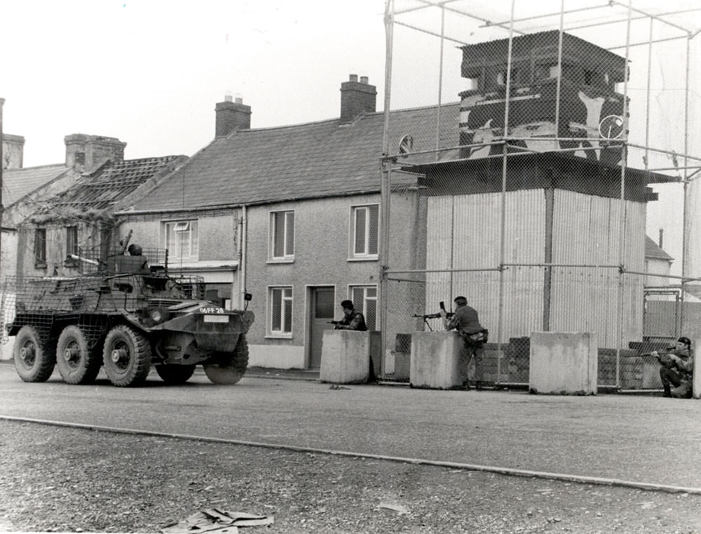 Soldiers from 1st Battalion The Worcestershire and Sherwood Foresters Regiment, man a watchtower in Crossmaglen, South Armagh, 1977.