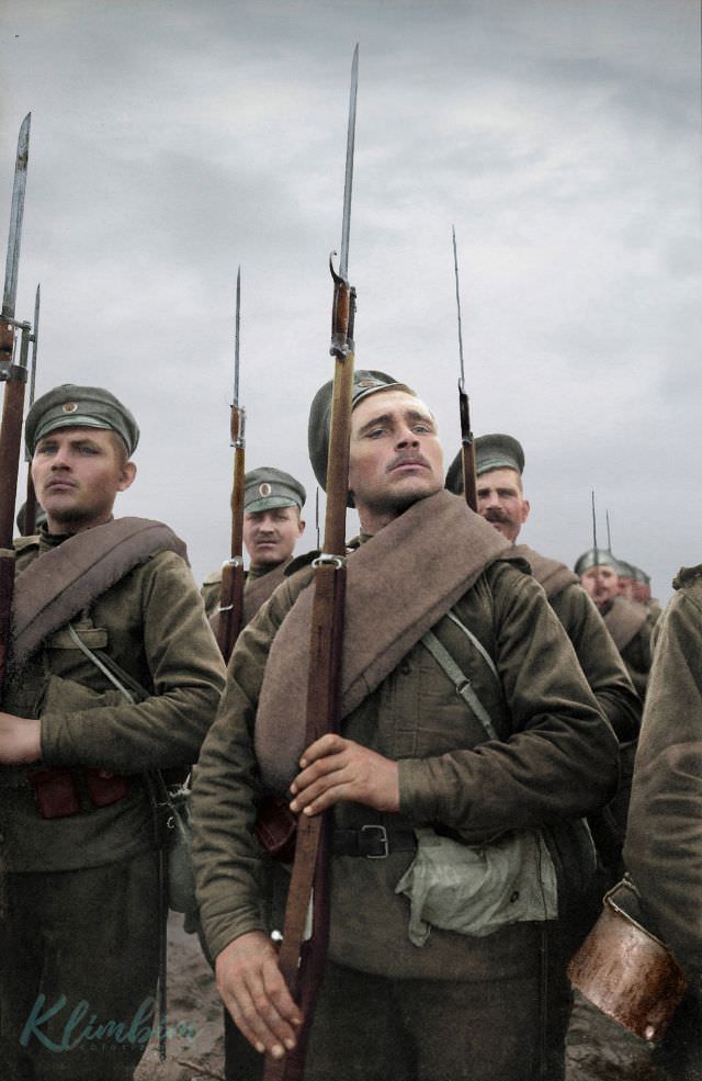 Russian soldiers with Arisaka rifles