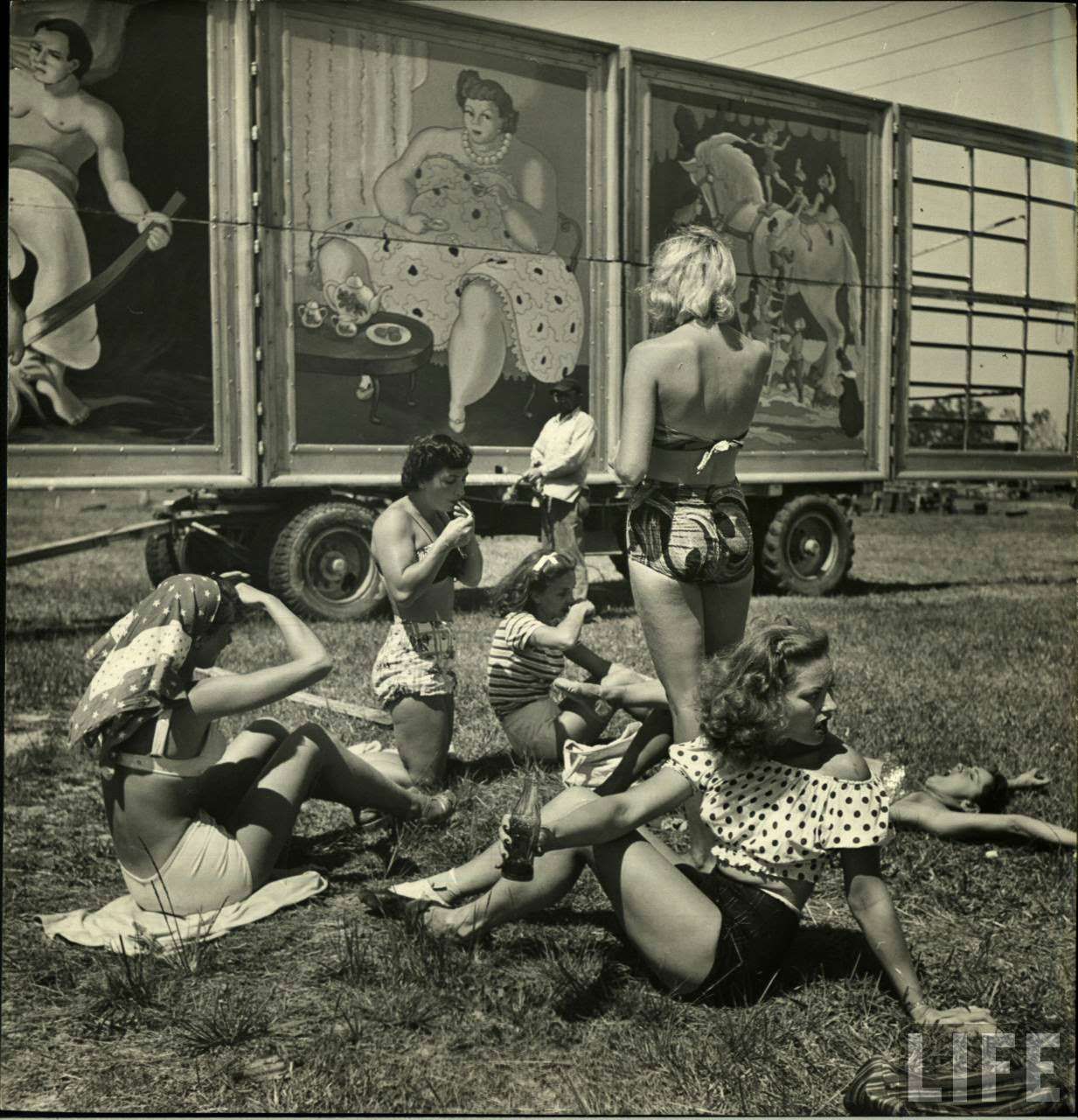 Circus Girls Of Sarasota: Vintage Photos Documenting Daily Life of Sassy Acrobat Performers, 1949