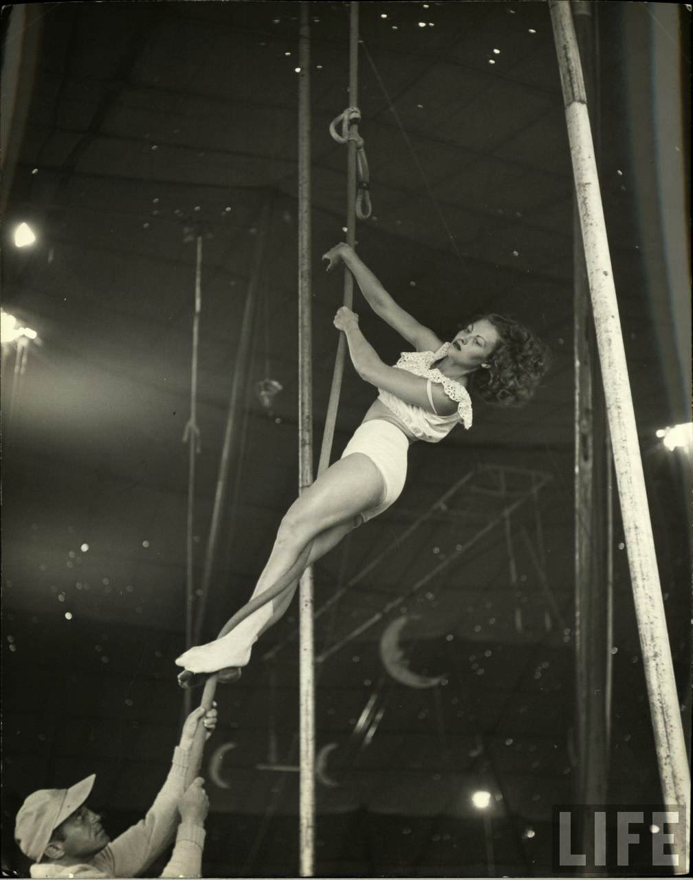 Circus Girls Of Sarasota: Vintage Photos Documenting Daily Life of Sassy Acrobat Performers, 1949